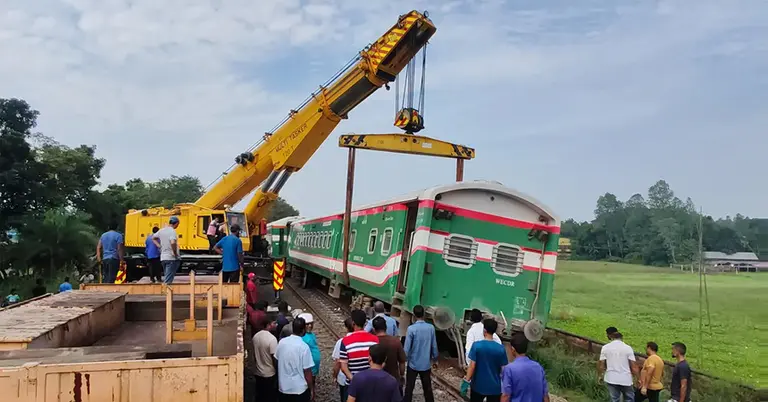 দুর্ঘটনাকবলিত ট্রেন
